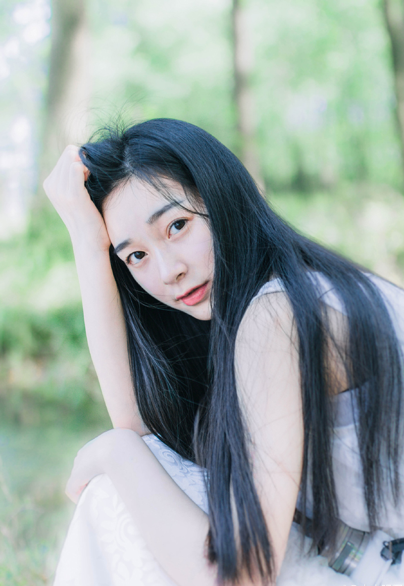 楼船缓缓地靠近江岸，一艘小舟已经飞快的脱离楼船，顺流而下，赶去建业通知孙权，江岸上，混乱的人群随着楼船的靠岸，渐渐安定下来，却见楼船上下来几人，然后一副担架被人用绳索从楼船上吊下来，四名战士神色肃穆的上前，将担架抬起来，在众人不可思议的目光中，吕蒙带着担架朝大营走去。